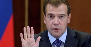 Сенатор призвал проверить собственность Медведева
