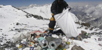 В Непале просят убрать мусор после туристов на Эвересте