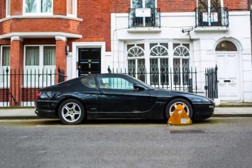 В центре Лондона обнаружен брошенный суперкар Ferrari 456