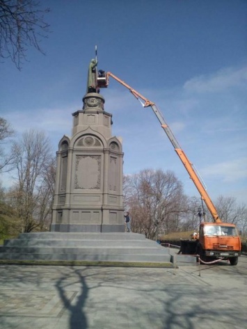 В Киеве начали очищать от красной краски памятник Владимиру