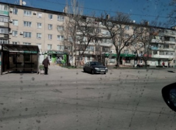 Очередной "герой" народной рубрики припарковался поперек тротуара (фото)