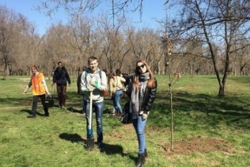 Херсонские студенты-журналисты присоединились к акции «Посади дерево мира» (фото)