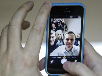 Навальный по примеру Трампа пользуется смартфоном от Apple для защиты данных