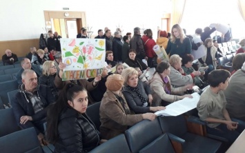 Жители Таврического пришли на сессию выразить протест против скандальной стройки