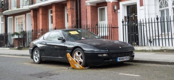 Ничейное купе Ferrari 456 два года стоит посреди Лондона