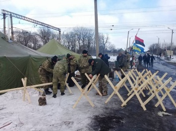 Блокада Донбасса: активисты остаются на своих местах - фото