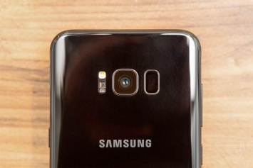 Samsung признала неудачной идею перенести сканер отпечатков пальцев на заднюю панель Galaxy S8