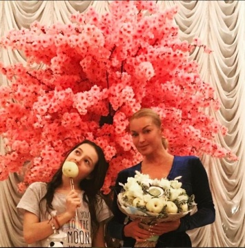 Анастасия Волочкова съела букет цветов