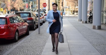 Савченко в Берлине устроила фотосессию в платье и на высоких каблуках