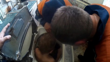 Евпаторийские спасатели вынули ребенка из "стиралки"