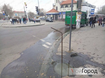 В центре Николаева текут канализационные "ручьи"
