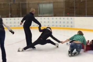 Ольга Бузова чуть не упала на лед во время мастер-класса с Евгением Плющенко