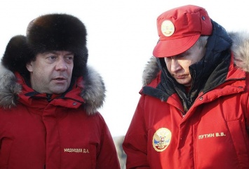 Удалось что-нибудь украсть?: Путин с Медведевым инспектируют Арктику