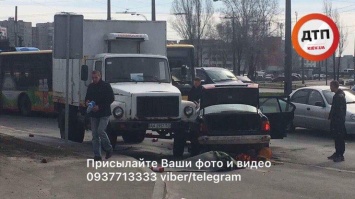 Смертельная авария в Киеве: столкнулись 3 дорогих инормарки с грузовиком (фото)