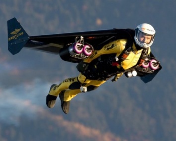 Британец создал летающий костюм на реактивном двигателе