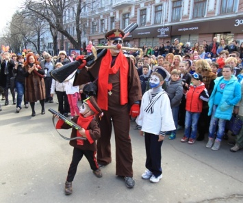 Празднование одесской Юморины началось с традиционного карнавального шествия