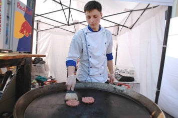 На Юморине в Одессе проходит фестиваль еды: фото, прямая трансляция