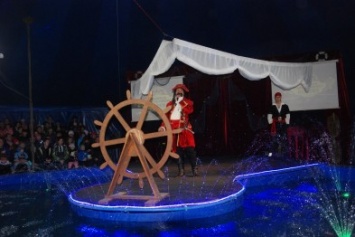 В Бердянске прошли первые выступления киевского цирка на воде "Ривьера"