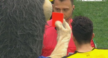 Талисман Шальке показал арбитру красную карточку