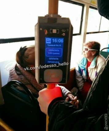 Электронный билет: одесситы обнаружили диковинное устройство в трамвайном вагоне
