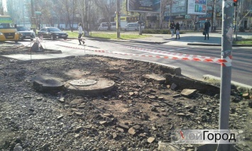 В Николаеве начали ремонтировать "взрыхленный" тротуар возле церкви на Садовой