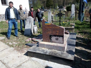 На Закарпатье вандалы разрушили памятник выдающемуся николаевцу Николаю Аркасу