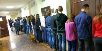 В Петербурге полицейские поставили школьников лицом к стенке во время проверки