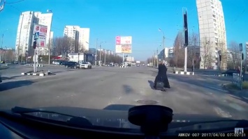 ВИДЕО ДТП в Харькове: водитель Skoda не проскочил на «красный»