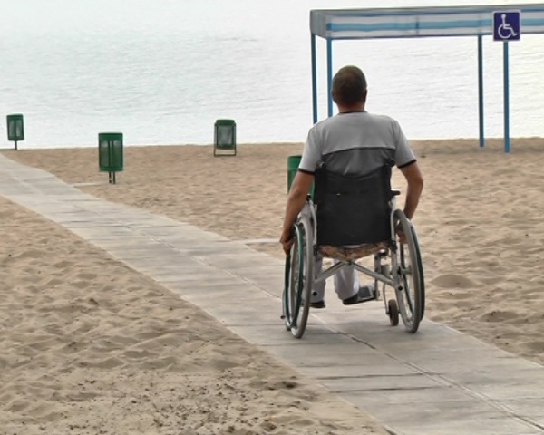 На Ждановском пляже открыли зону для инвалидов