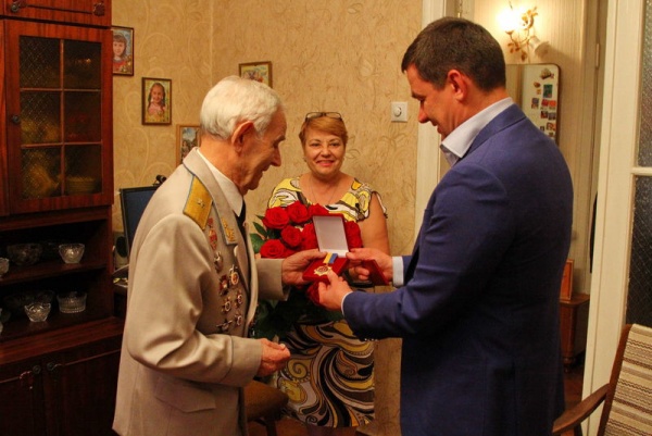 Губернатор вручил медаль советскому ветерану