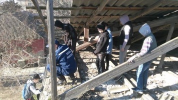 В Геническе спасатели сняли подростков с крыши