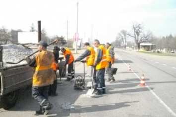 "Николаевавтодор" продолжает ликвидировать ямы на дорогах (ФОТО)