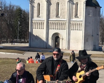 Борис Гребенщиков дал мини-концерт у Дмитриевского собора во Владимире