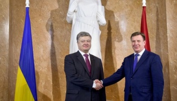 Порошенко назвал приоритетом расширение торгово-экономического сотрудничества с Латвией