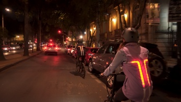 Разработчики представили электронный жилет для велосипедистов