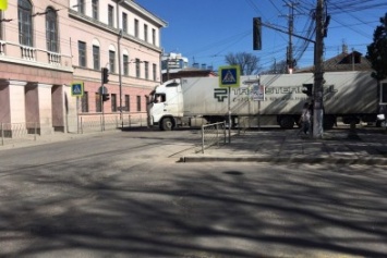 В центре Симферополя заблудился водитель фуры, устроив огромную пробку (ФОТО)