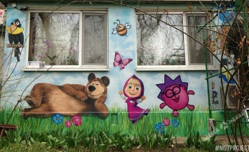 В Одессе на балкон «уселись» герои мультика «Маша и Медведь»