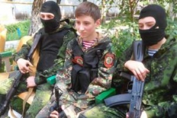Террористы прививают детям "ЛДНР" "любовь к оружию" с раннего детства
