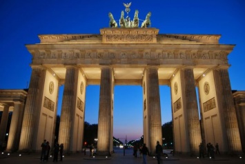 Reuters: Жители Германии возмущены отказом Берлина подсветить Бранденбургские ворота в цвета флага РФ
