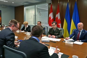 Украина будет обсуждать с Канадой поставки оружия - Полторак