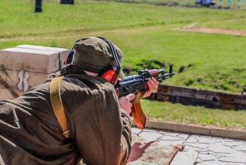 Под Одессой нацгвардейцы соревнуются в стрельбе из боевого оружия