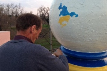 В Запорожье активист решил покрасить еще два шара на площади Поляка, - ФОТО