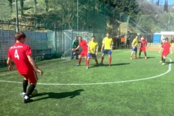 Тур сенсаций и разгромов в ялтинском мини-футболе
