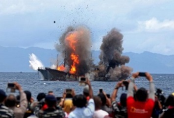 В Индонезии за два дня затопили 81 иностранное судно