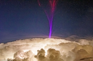 В Австралии фотограф зафиксировал необычную фиолетовую молнию