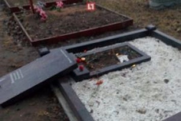 В Санкт-Петербурге вандалы устроили погром на кладбище
