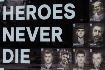 На Аллее памяти в Днепре установили первую стелу с именами погибших в АТО (ФОТО)