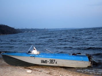 В Николаеве спасли пятерых рыбаков, которых на поломанной лодке чуть не унесло в Днепровский лиман