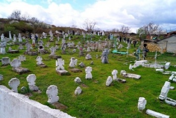 Самые необычные могилы Одессы на самом старом кладбище: фоторепортаж (ФОТО)
