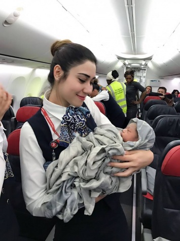 Француженка родила ребенка на борту Turkish Airlines